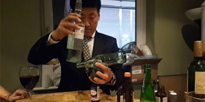 韓國平衡大師用幾個普通的玻璃瓶疊出讓人異想不到的不倒平衡