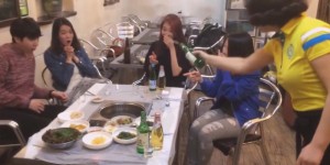 這韓國大媽隔空倒酒的神技已無人能敵了，比魔術還魔術啊