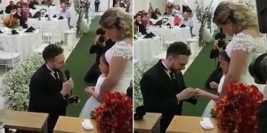 這位新郎官在婚禮拿出戒指卻不是給新娘，反倒下跪向另一名女孩