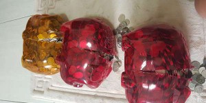 這對夫妻存了兩年終於把他們的小豬存好存滿，接著，該是算這隻豬有多肥的時候了