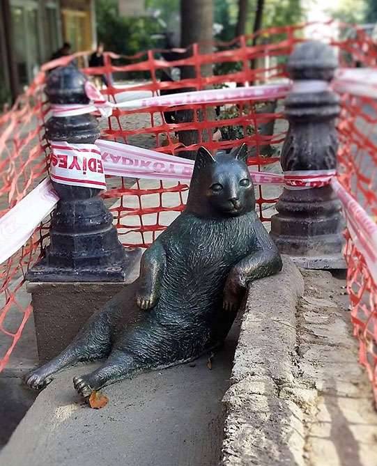 猫咪雕像位於tombili最喜欢的人行道旁,就连姿势都与它生前的坐姿一模