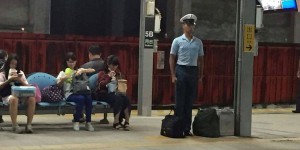 網友在網上分享在捷運拍到站的超挺的軍校生獲得熱烈回響，但退役學長馬上跳出來說…