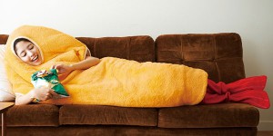 天冷時，可以買這個炸蝦睡袋讓你躺在沙發上一動也不動一整天啊