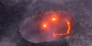 攝影師從空中俯拍夏威夷最活躍的火山，卻發現火山不僅「露出微笑」而且還看起來非常開心
