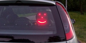 大家有沒有想過，如果能在車後顯示表情符號是不是很有趣，有的，就是這個
