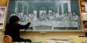 學生每天都超期待上美術課，因為老師在黑板上留下的畫值日生根本捨不得擦掉啊...
