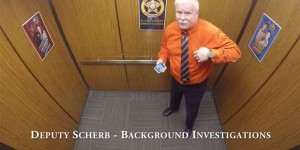 警察阿伯退休當天太開心，忍不住在電梯跳起舞來，結果長官突然進來整個開始裝沒事，太爆笑啦