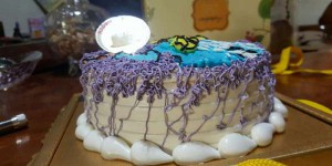 女兒生日訂了一個應該是美麗的「艾莎」蛋糕，但是慶生時，該讓女兒面對真相嗎