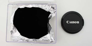 這就是地球上最黑的材質，它幾乎可以吸收所有可見光，很黑，真的很黑