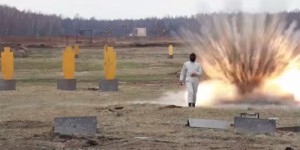 俄羅斯女兵穿上防爆衣直接走進雷區測試，先別管防爆效果好不好了，這個測試好危險啊