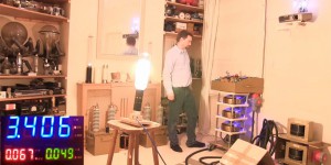 一般的家用燈泡大約十幾瓦，他這次測試一顆2萬瓦的燈泡有多亮，閃瞎啦