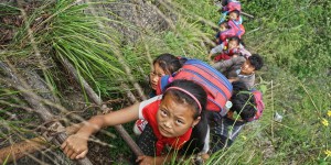 生在這個懸崖村的小孩，6歲就必須開始爬藤梯上學，看完這千里迢迢的路，你會知道我們有多幸福