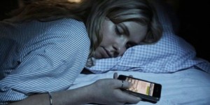 睡前玩手機的8大危害，為了大家好，就少用一點唄...