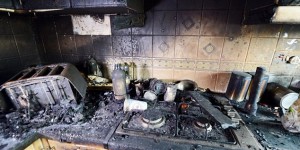 她在煮飯時做了個大家常做的動作，結果廚房爆炸慘死，提醒大家在廚房用火時要多多注意...