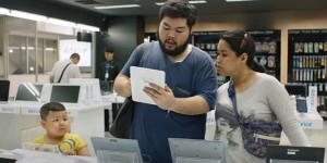 付款買了一台平板電腦，店員卻和他們說：請七年後再來取貨