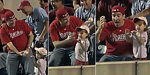 這位父親在球場上撿到球立刻送給女兒當紀念，沒想到下一秒女兒就把球扔回球場了