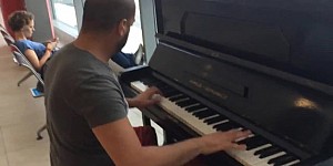 鋼琴師12天沒彈琴手太癢了！在機場看到擺放的鋼琴馬上神來一曲 
